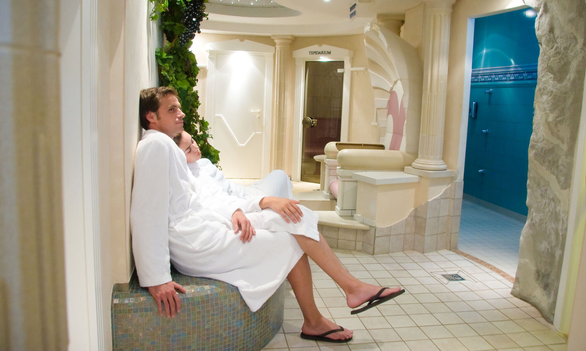 Pärchen in Bademänteln im Badehaus des Hotels Das-Schmidt bei einem entspannten Wellnessurlaub