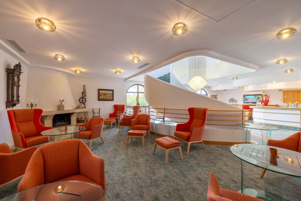Stilvolle Lobby mit Sitzgelegenheiten und einem Kamin im Hotel Das-Schmidt im Burgenland © Manfred Sodia Photography