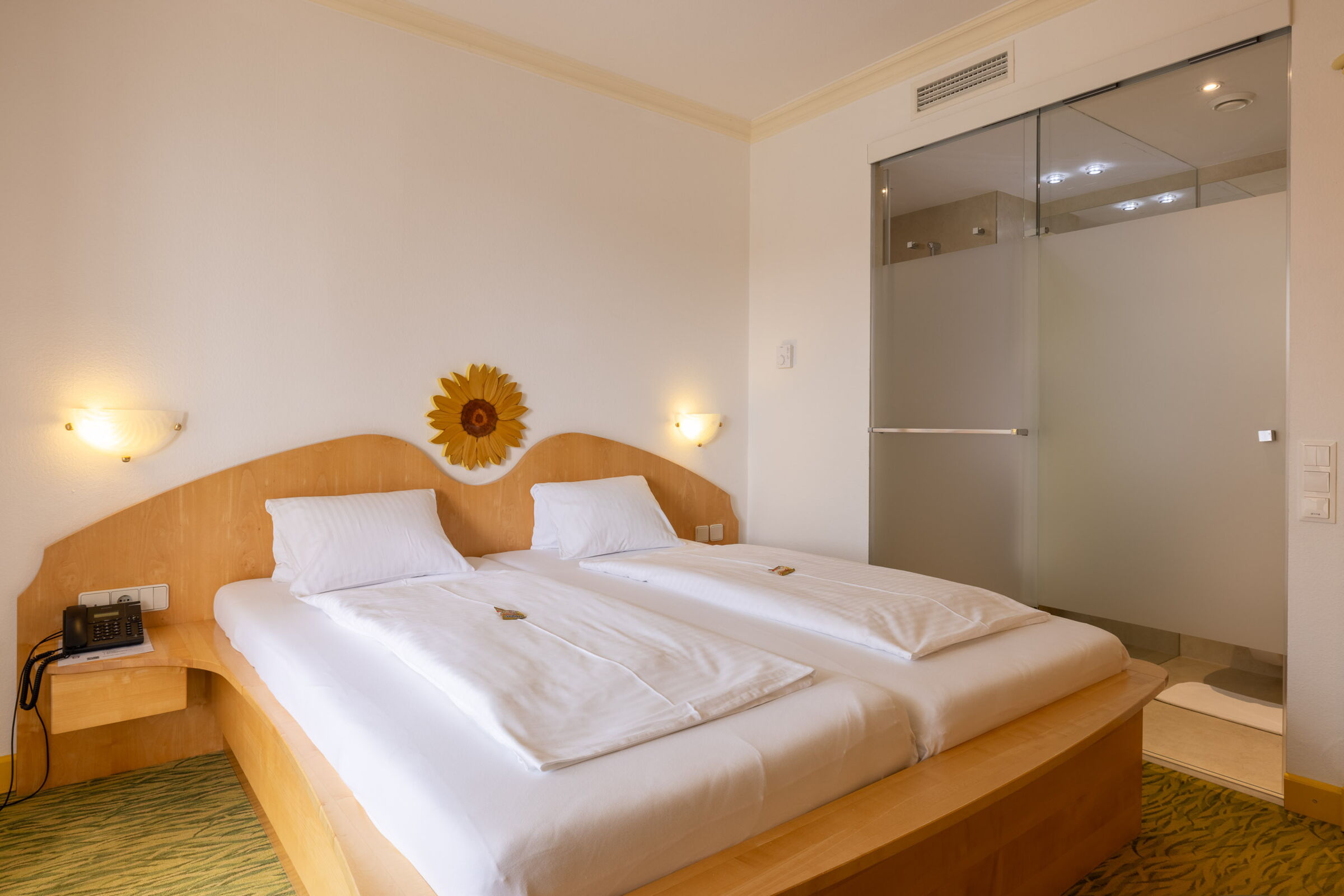 Das Zimmer Sonnenblume mit Doppelbett und Sonnenblumendekoration im Privathotel Das-Schmidt; © Manfred Sodia Photography