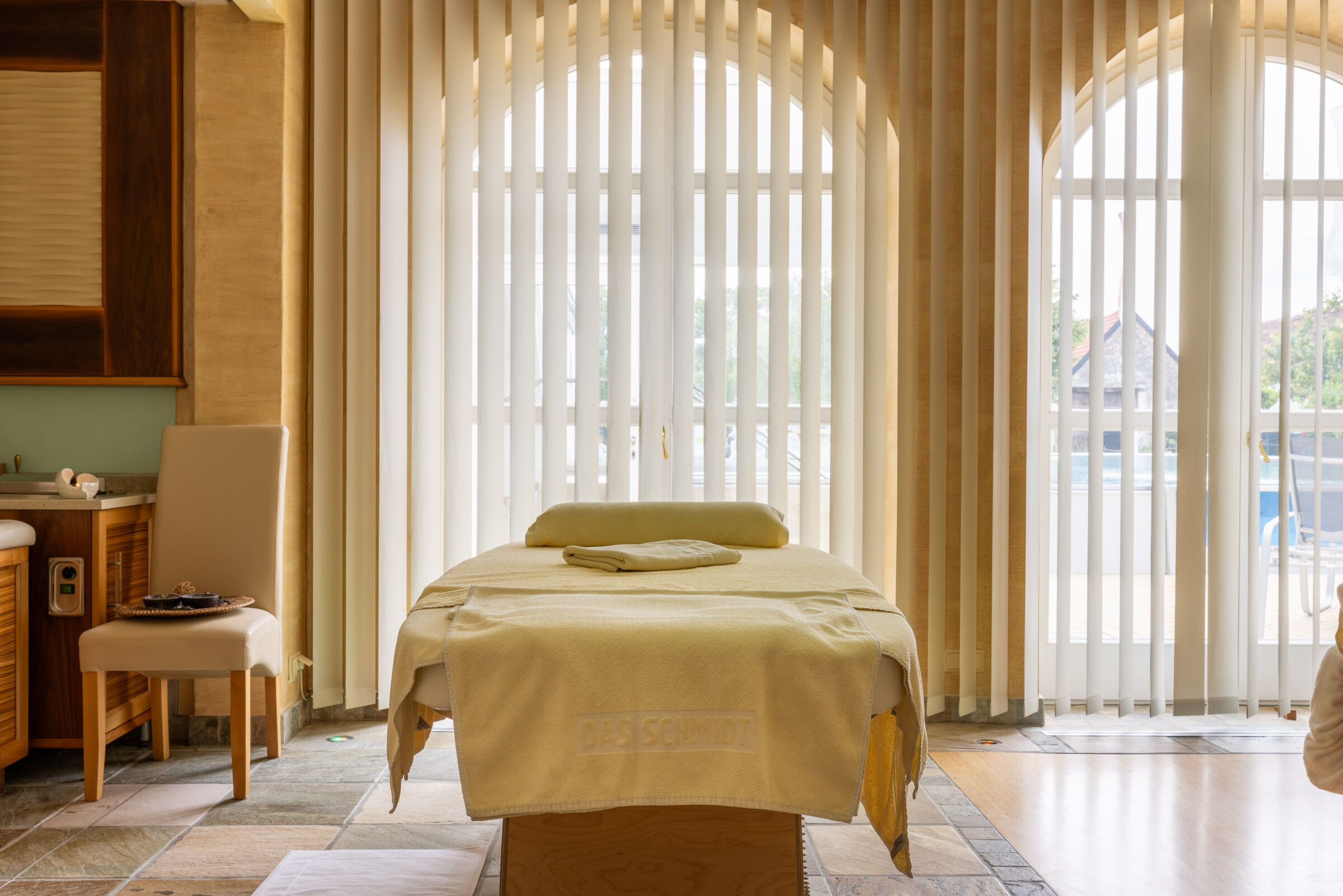 Blick auf eine Massageliege für Ihren Massageurlaub im Wellnesshotel Das-Schmidt © Manfred Sodia Photography
