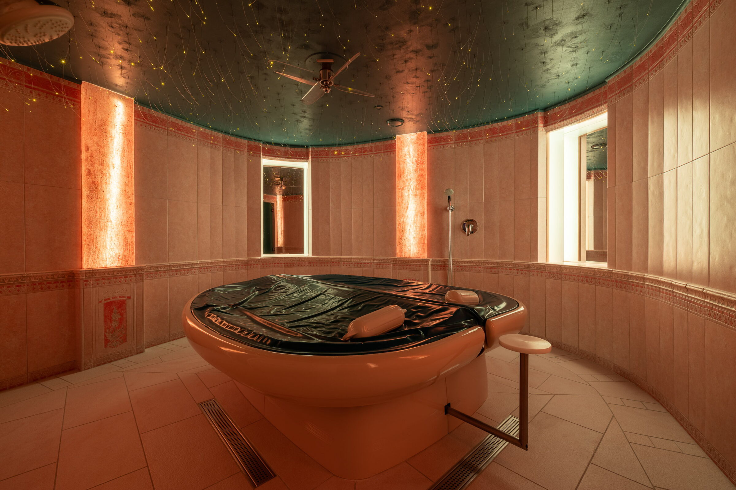 Atemberaubendes Wellness-Erlebnis auf der Soft-Pack-Liege im Wellness-Spa-Bereich des Hotel Das-Schmidt © Manfred Sodia Photography