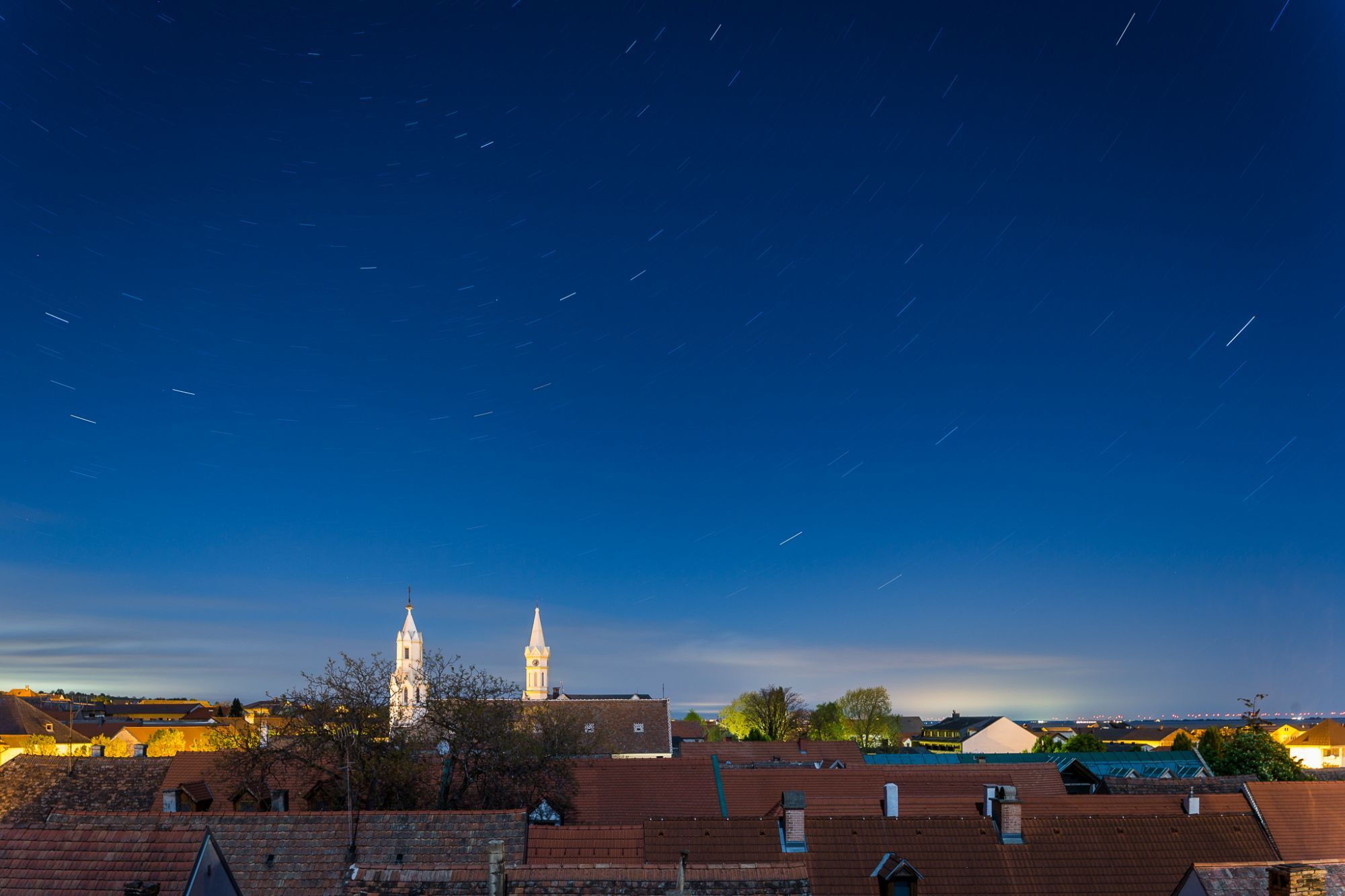 Blick aus dem Vergissmeinnicht-Zimmer über die Nachbarhäuser am Abend
