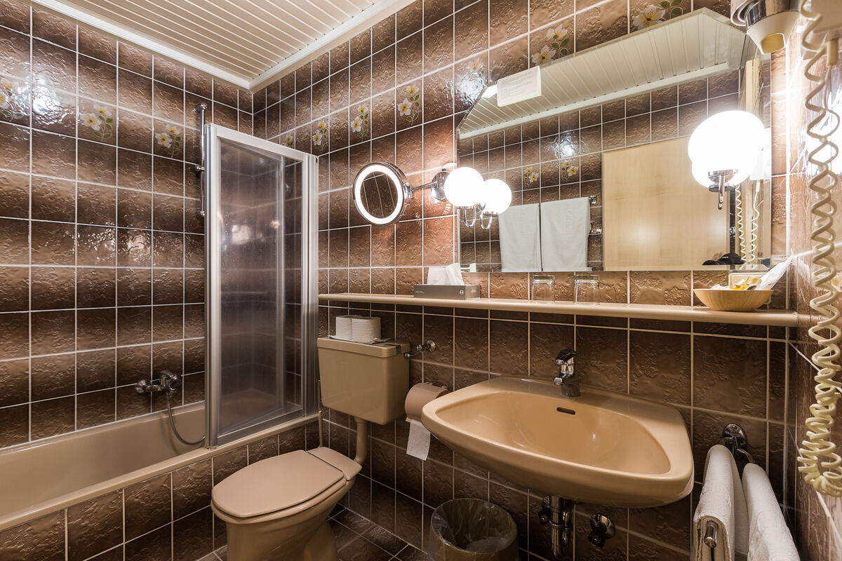 The bathroom with bathtub in the Oleander room at the Privathotel Das-Schmidt