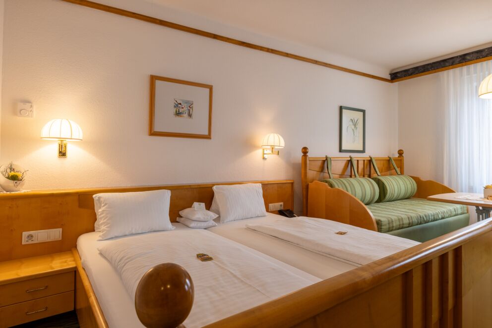 Zimmer mit Schlafcouch im traditionellen Stil im Hotel Das-Schmidt in Mörbisch am Neusiedler See