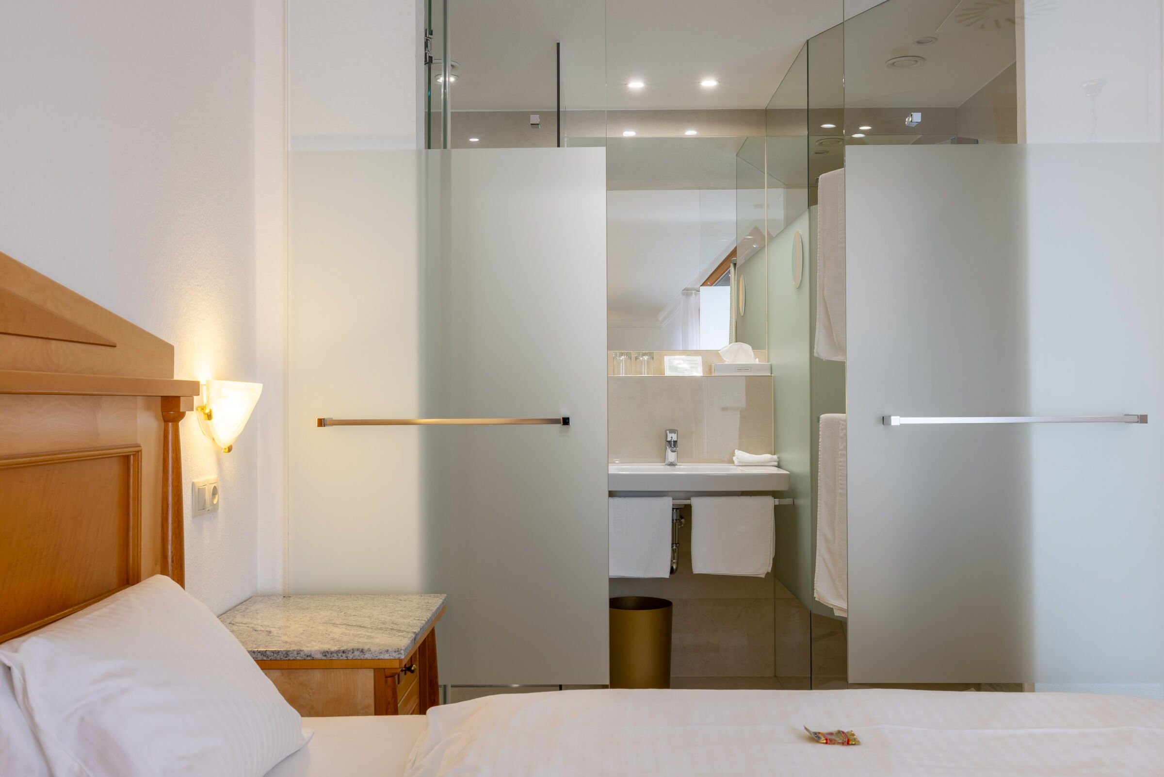 Blick in das Badezimmer vom Doppelbett im Flieder Zimmer im Privathotel Das-Schmidt;  © Manfred Sodia Photography