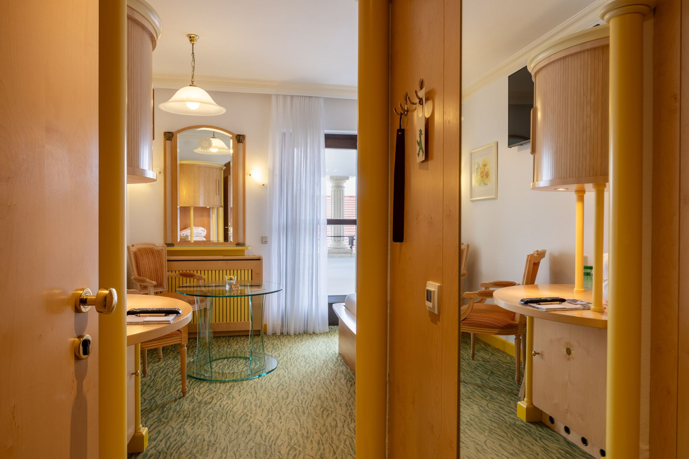 Blick in das Sonnenblumen Zimmer von Zimmertür im Privathotel Das-Schmidt; © Manfred Sodia Photography