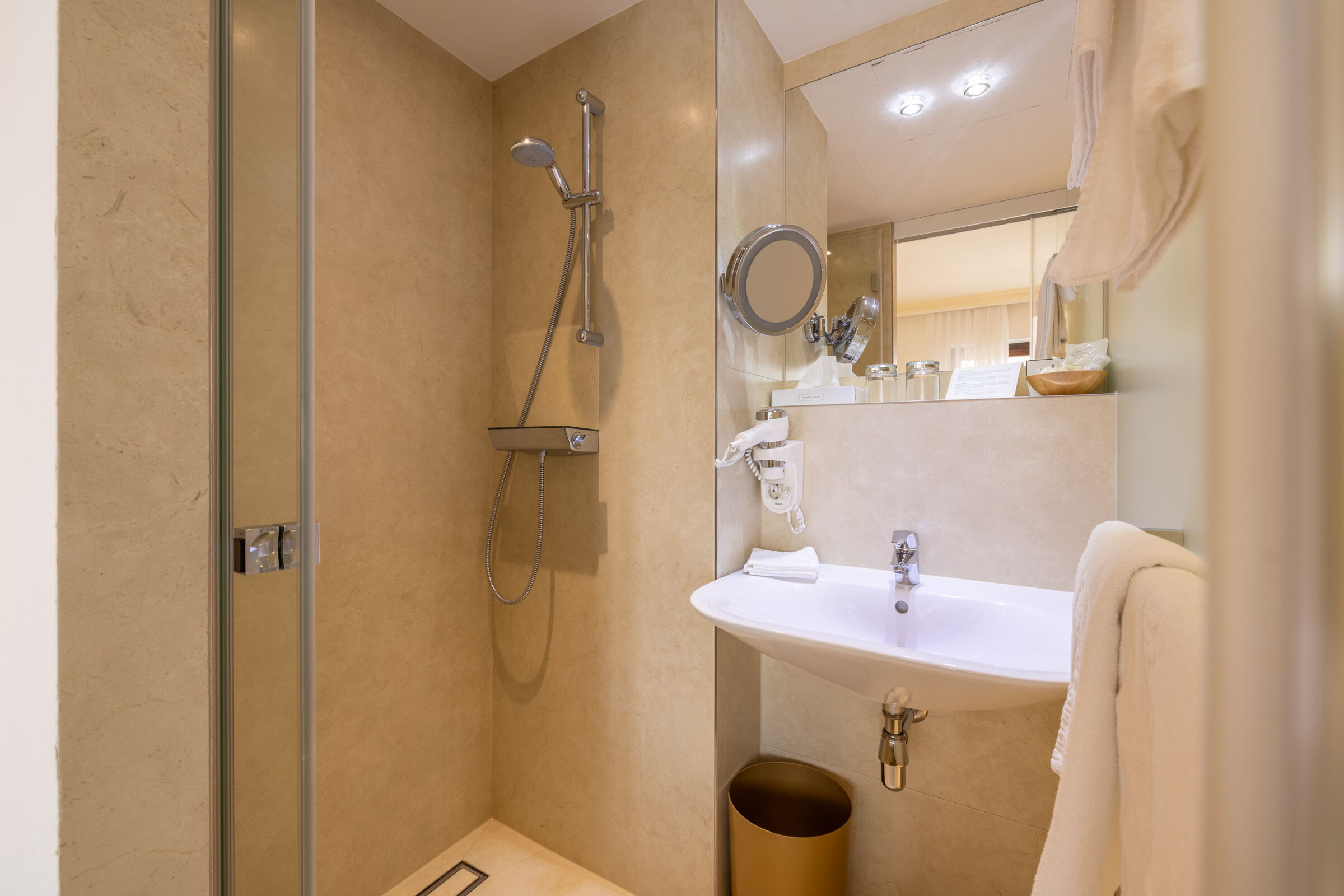 Das Badezimmer mit Dusche im Zimmer Sonnenblume im Privathotel Das-Schmidt; © Manfred Sodia Photography