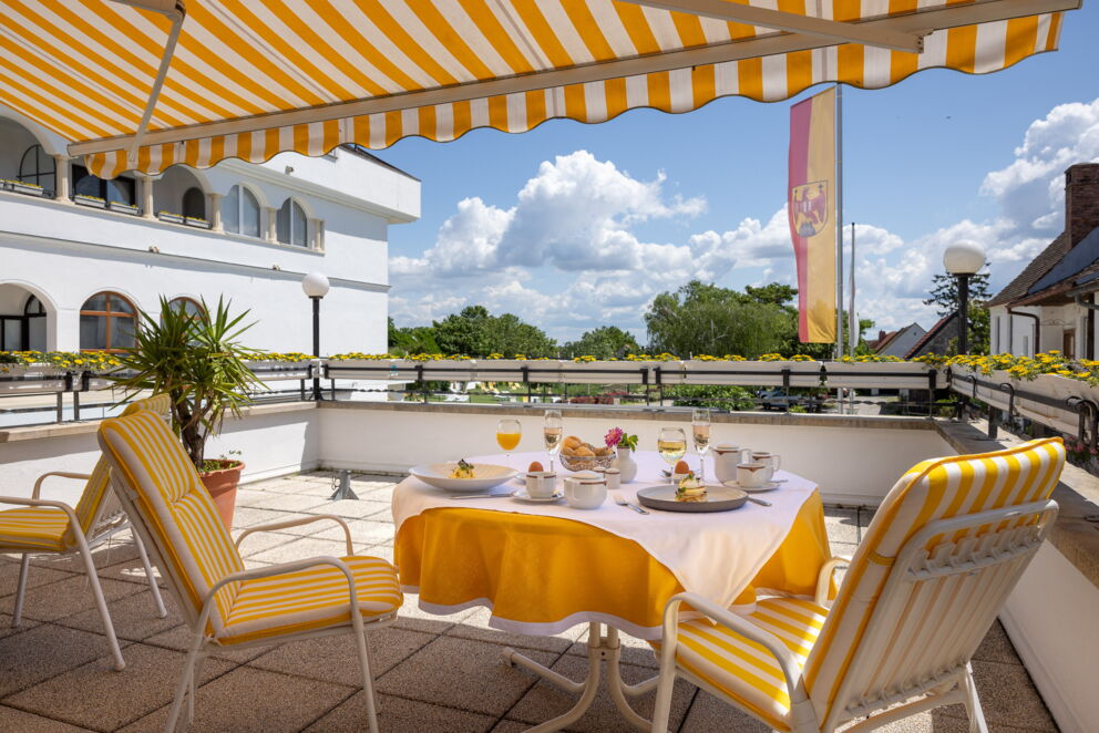 Sonnenterrasse mit leckerem Frühstück im Hotel Das-Schmidt in Mörbisch am Neusiedler See © Manfred Sodia Photography