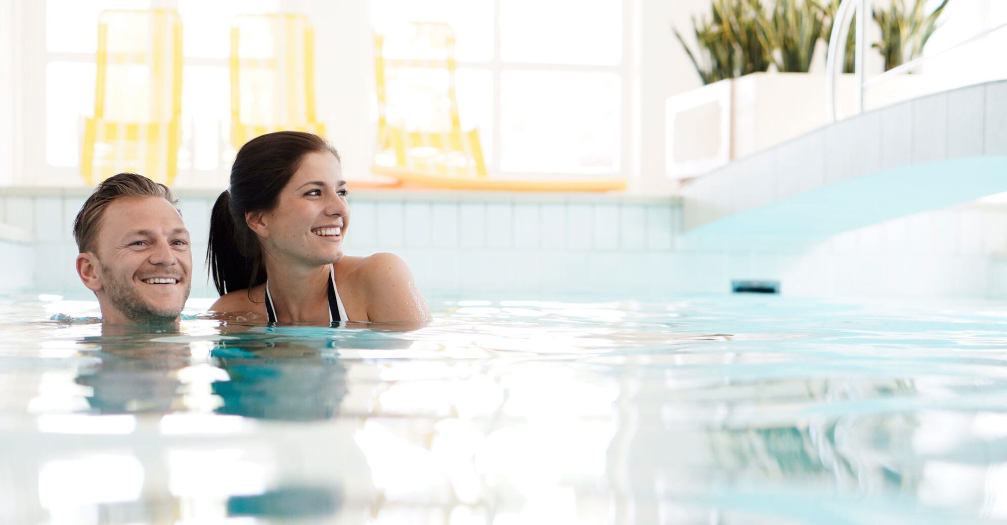 Ein Paar im Hallenbad des Wellnesshotel Das-Schmidt im Burgenland