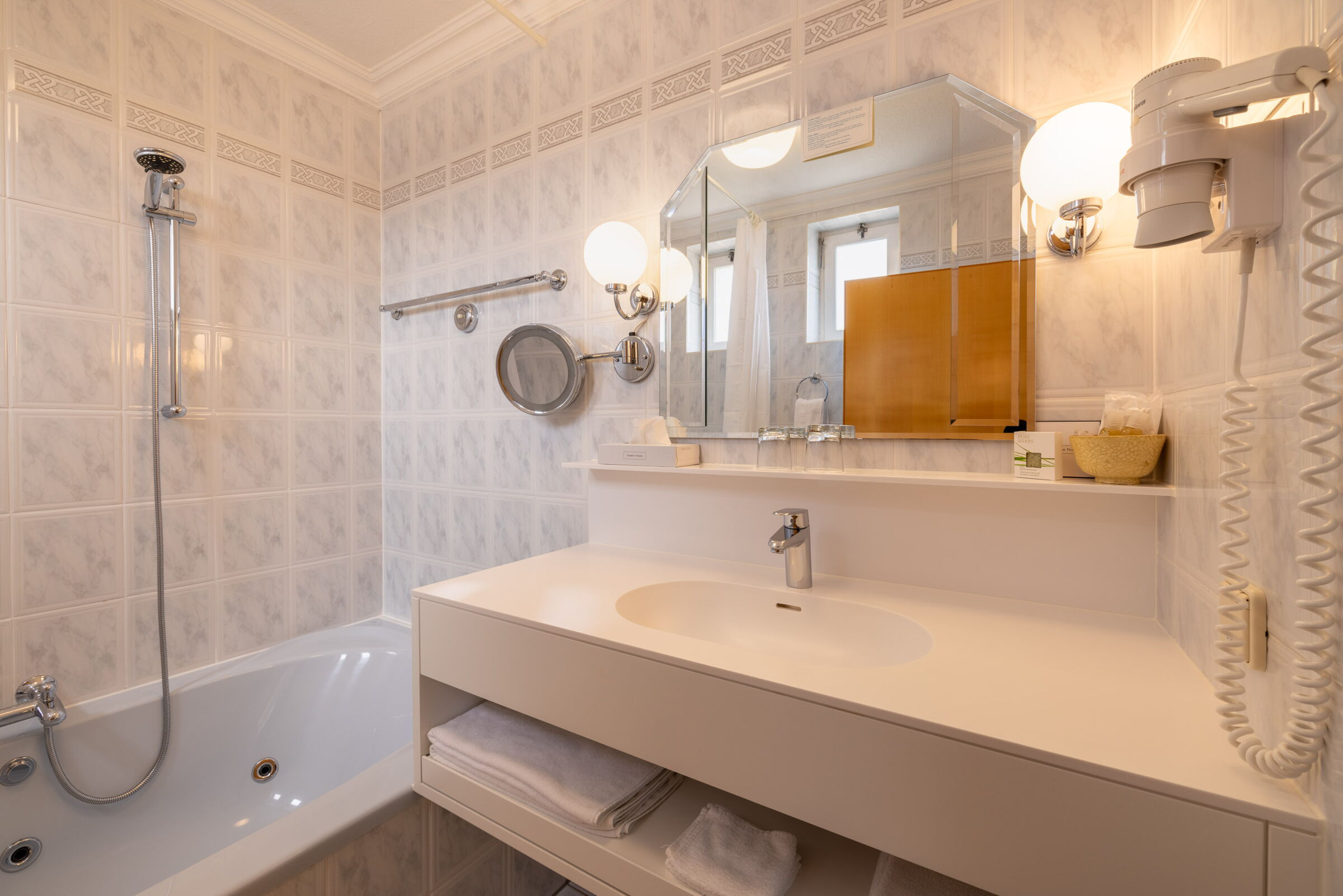 The bathroom with bathtub in the Schwalbennest room in the Das-Schmidt private hotel; © Manfred Sodia Photography