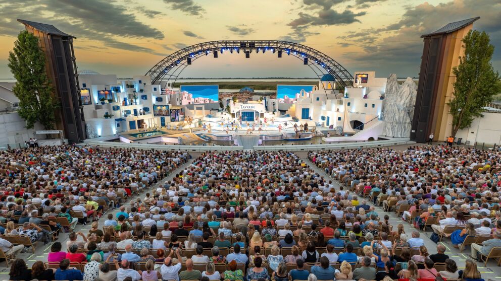 Musikfestival mit einem Bühnenbild, das an Santorin in Griechenland erinnert, bei einem Kultururlaub im Burgenland © andreas_hafenscher