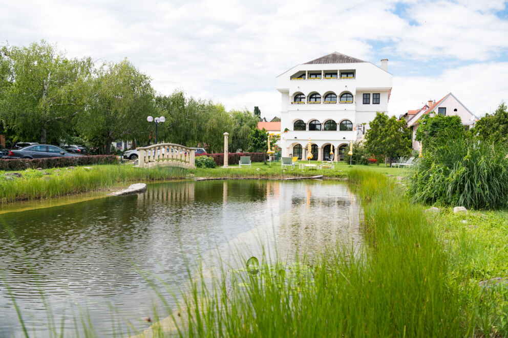 The private hotel Das Schmidt at Lake Neusiedl from the front
