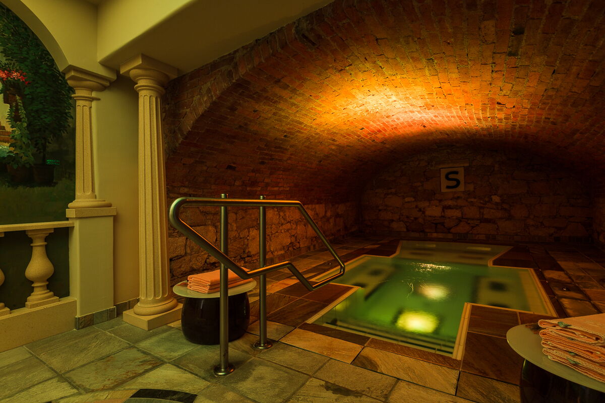 Entspannen Sie sich in Ihrem Wellnessurlaub im Burgenland im beleuchteten Salz-Whirlpool im Hotel Das-Schmidt