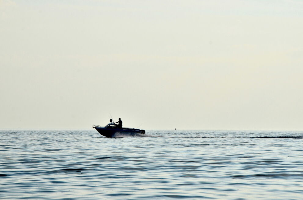 Fahren auf dem Wasser mit einem Speedboot; © matthaeus auf Unsplash