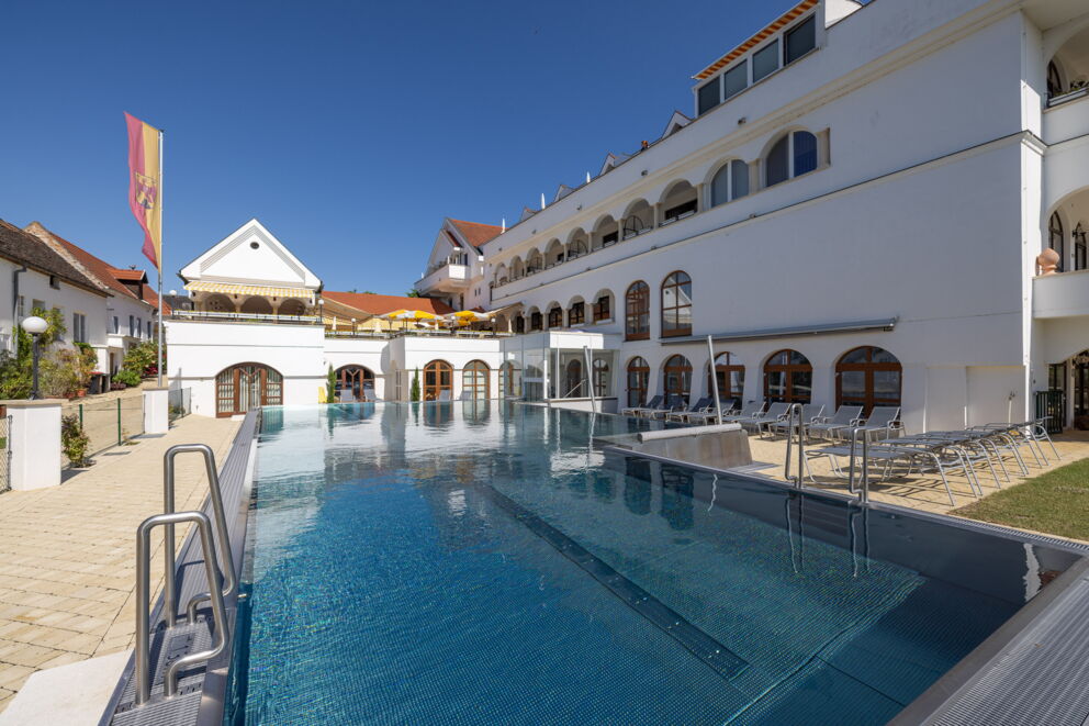 Ein großer Außenpool erwartet Sie in Ihrem Wellnessurlaub im Hotel Das-Schmidt im Burgenland © Manfred Sodia Photography
