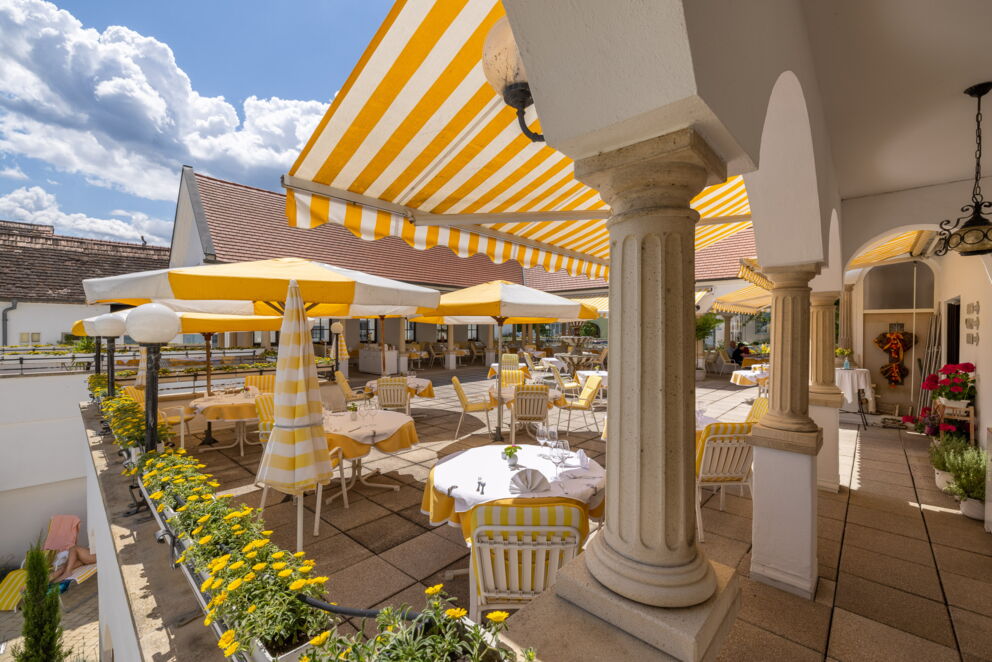 Schöne sonnige Außenterrasse, die zu kulinarischen Genüssen im Hotel Das-Schmidt im Burgenland einlädt © Manfred Sodia Photography