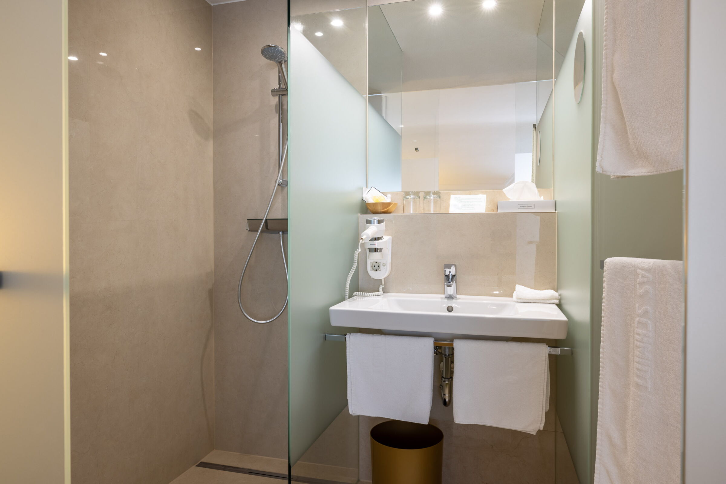Das Badezimmer mit Dusche im Flieder Zimmer im Privathotel Das-Schmidt;© Manfred Sodia Photography