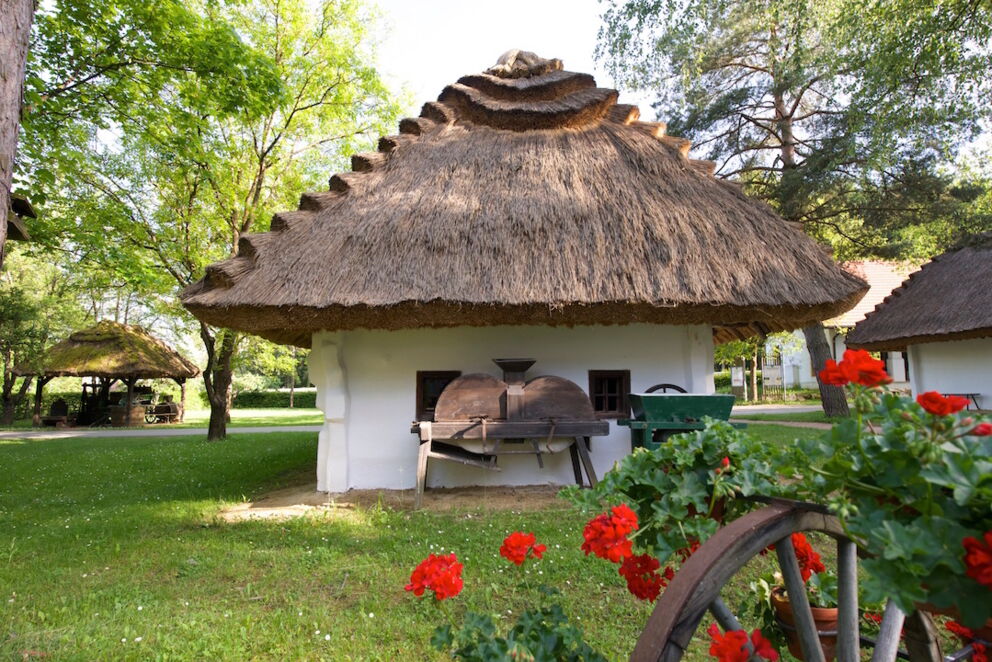 Traditionelle Strohdachhütten im Urlaub im Burgenland entdecken © burgenland-tourismus-gmbh_guenther-ippisch