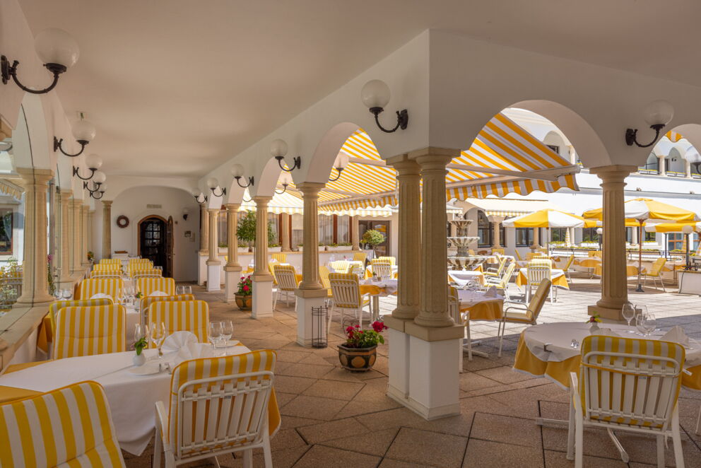 Sun terrace with laid tables for a culinary treat at Hotel Das-Schmidt in Burgenland © Manfred Sodia Photography