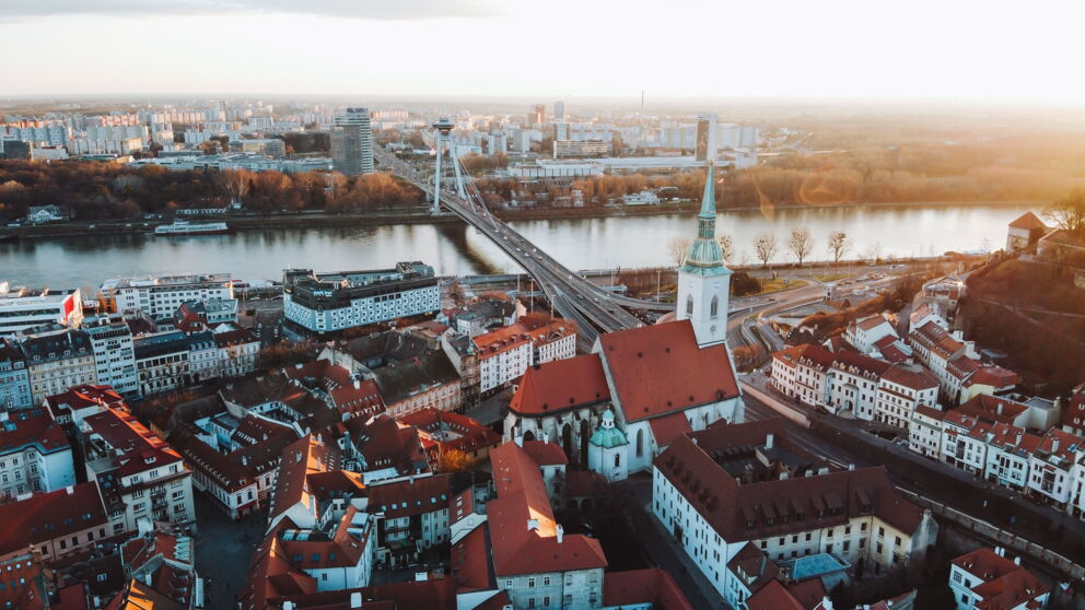 Bratislava aus der Vogelperspektive mit Blick auf das historische Stadtzentrum © martin-katler-unsplash