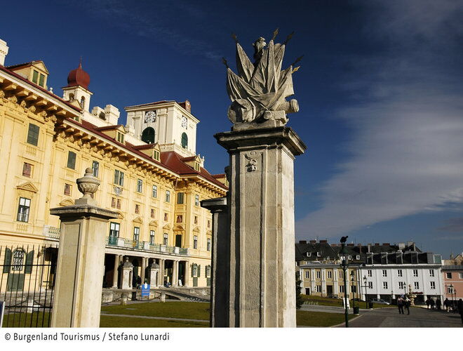Statue am Eingang des Schlosses Esterházy in der Eisenstadt.