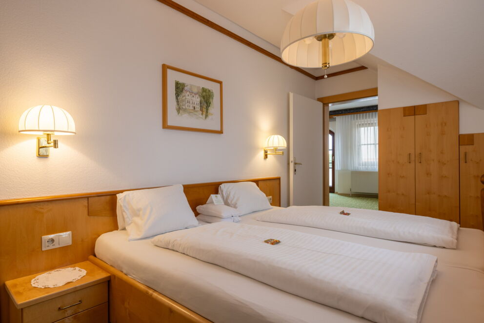 Die Storchensuite mit einem Doppelbett im Das Schmidt Hotel; © Manfred Sodia Photography
