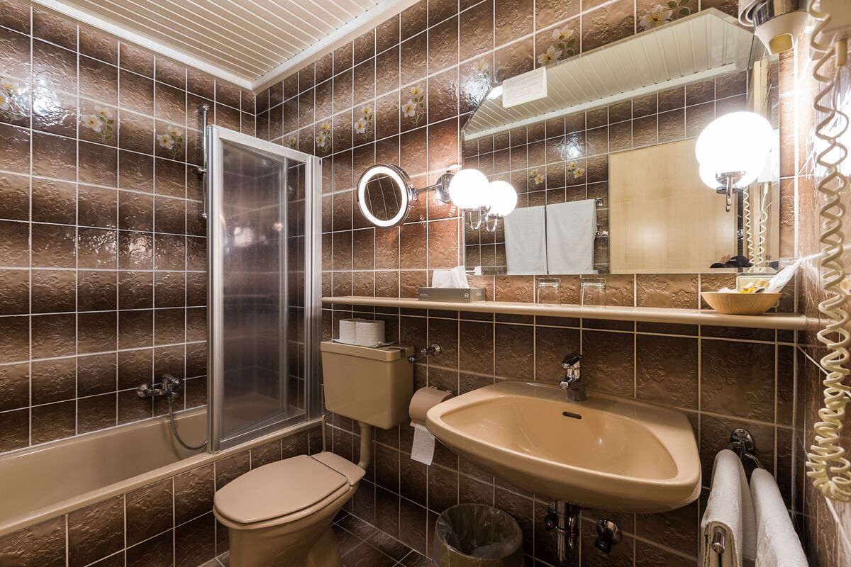The bathroom with bathtub in the Oleander room at the Privathotel Das-Schmidt