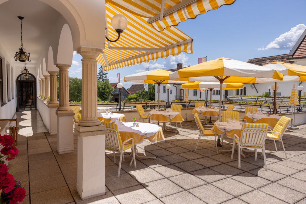 Sonnenterrasse mit gedeckten Tischen für kulinarischen Genuss im Hotel Das-Schmidt im Burgenland © Manfred Sodia Photography