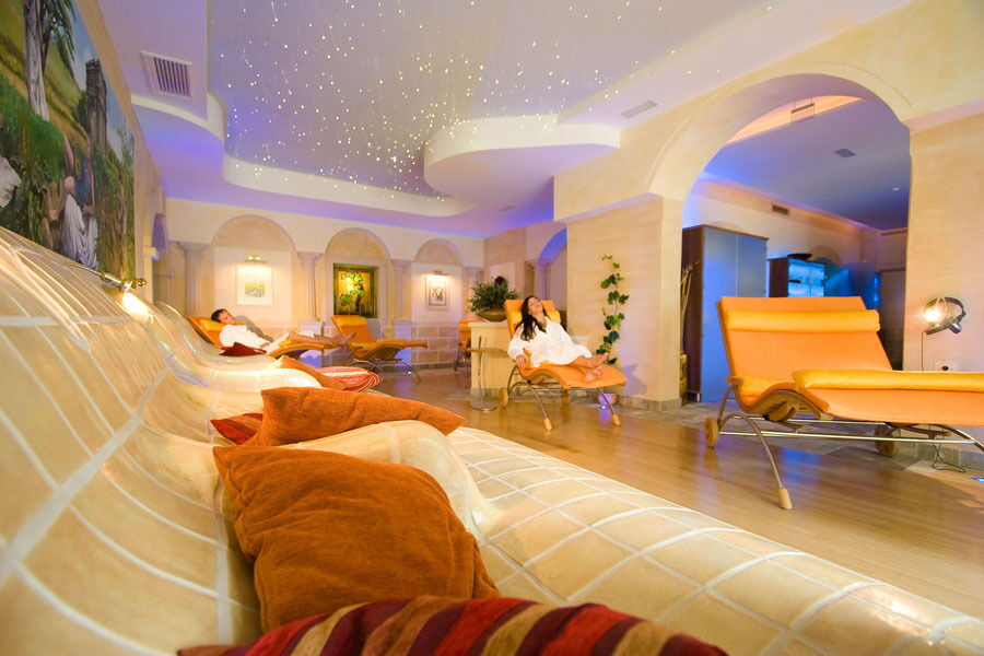 Ein Mann und eine Frau entspannen sich in der wunderschönen Spa- und Wellnesswelt des Hotels Das Schmidt im Burgenland