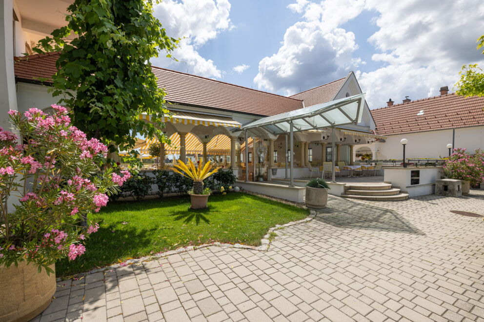 Blick auf den Pavillon und die Hotelterrasse; © Manfred Sodia Photography