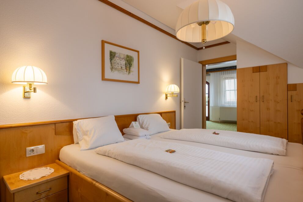Die Storchensuite mit einem Doppelbett im Das Schmidt Hotel; © Manfred Sodia Photography