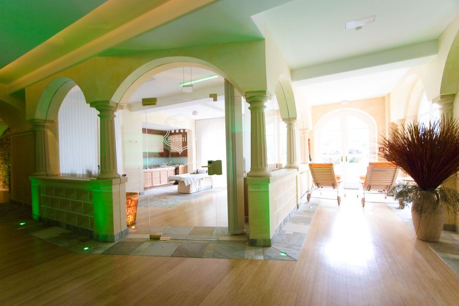 Wellness-Liegen neben einem Massageraum im Wellnesshotel Das-Schmidt
