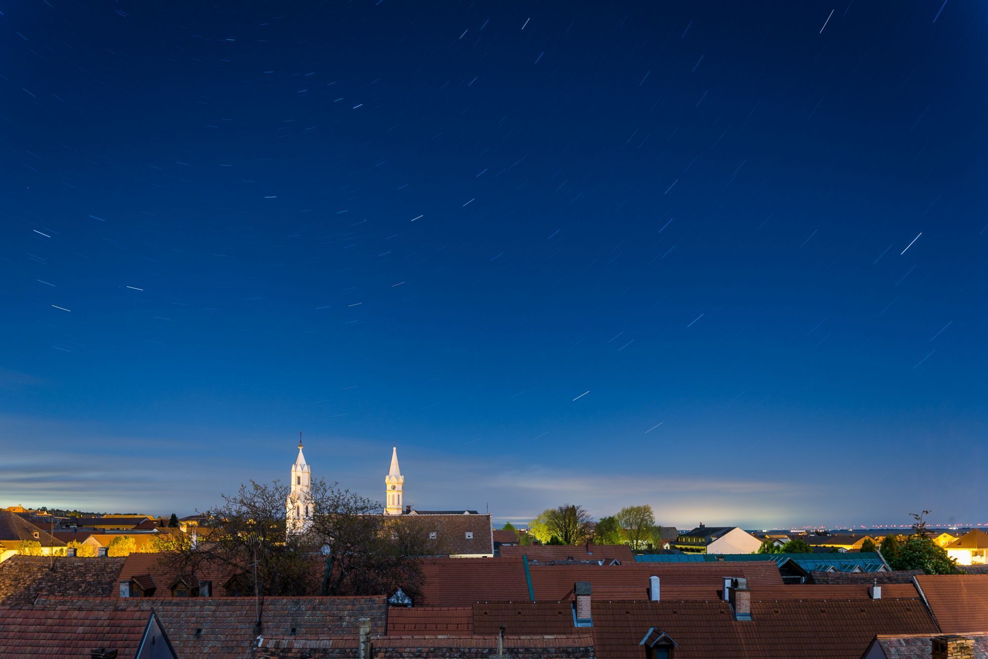 Blick aus dem Vergissmeinnicht-Zimmer über die Nachbarhäuser am Abend