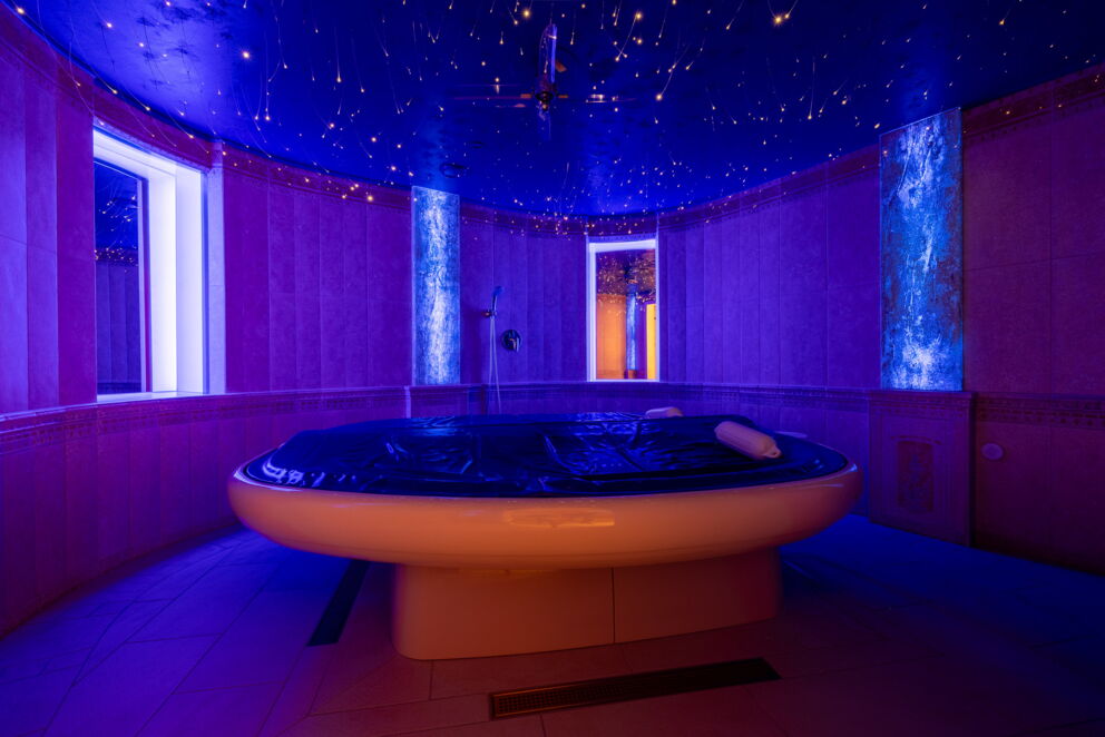 Moderner Wasser-Spa-Behandlungsraum für vollständige Entspannung im Wellnesshotel Das-Schmidt in Österreich © Manfred Sodia Photography