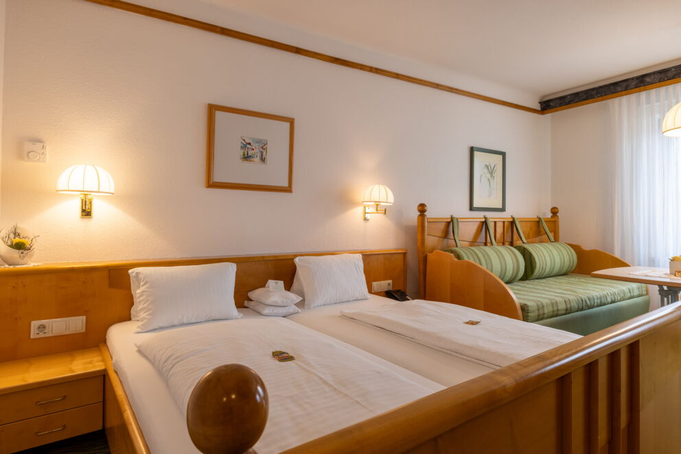 Zimmer mit Schlafcouch im traditionellen Stil im Hotel Das-Schmidt in Mörbisch am Neusiedler See