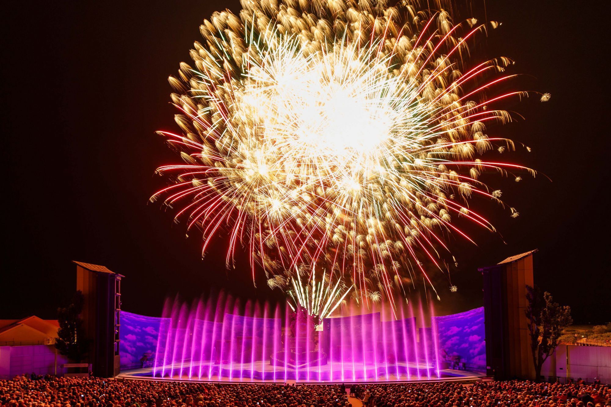 Ein Feuerwerk bei den Seefestspielen von Mörbisch.