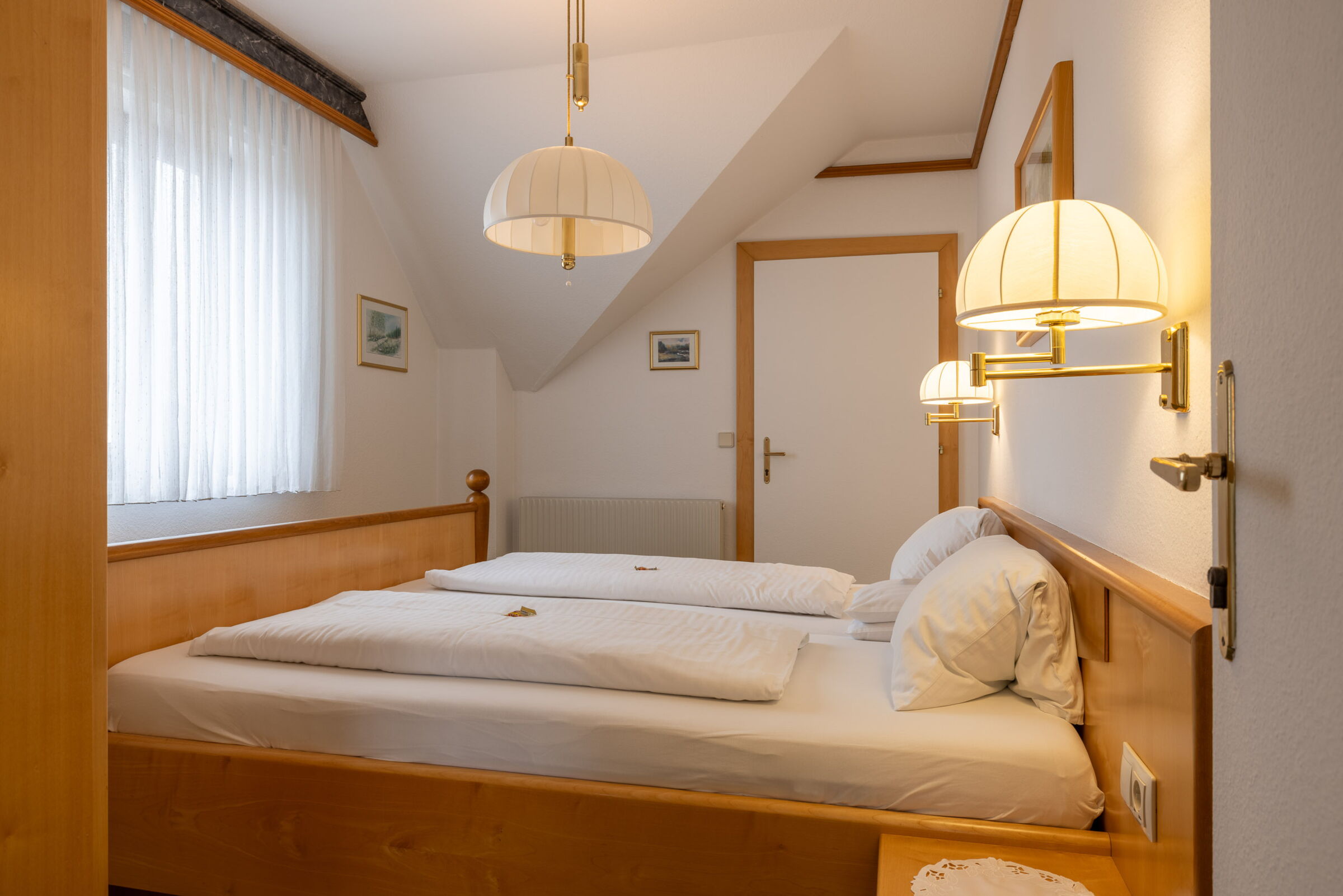 Ein Doppelbett in der Storchensuite im Privathotel Das-Schmidt; © Manfred Sodia Photography