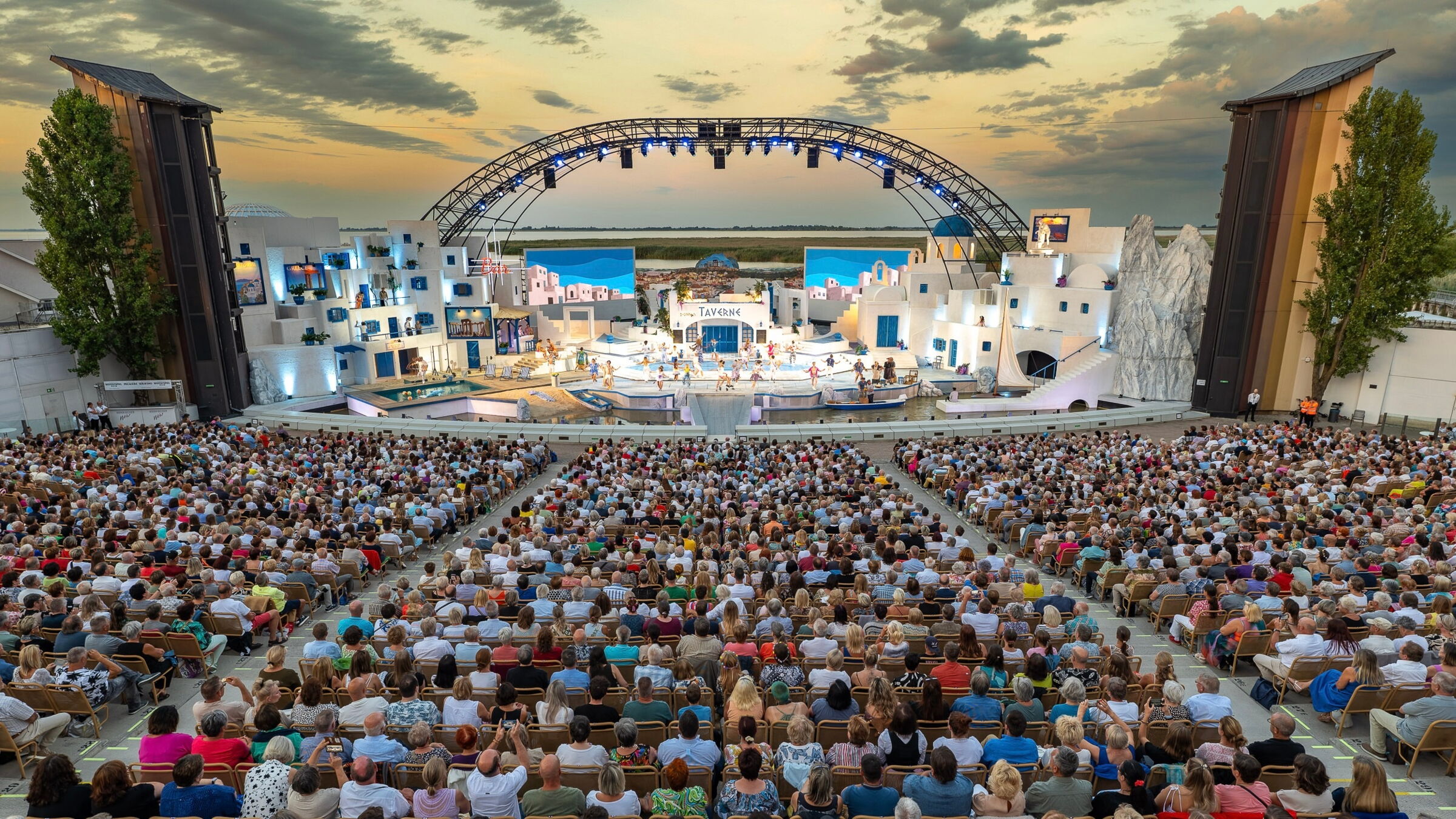 Musikfestival mit einem Bühnenbild, das an Santorin in Griechenland erinnert, bei einem Kultururlaub im Burgenland © andreas_hafenscher