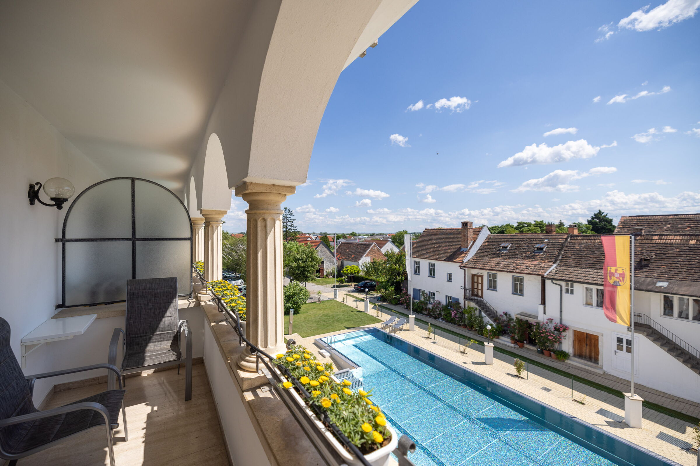 Die Aussicht auf den Pool vom neuen Zimmer im Hotel Das Schmidt; © Manfred Sodia Photography