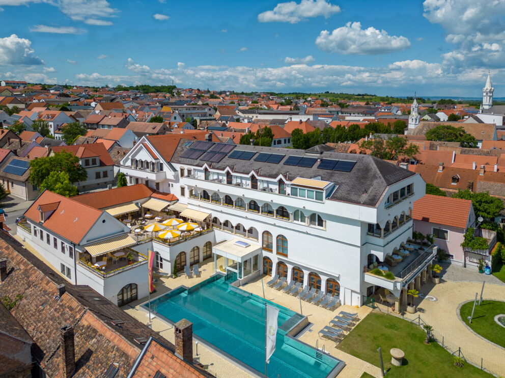 Blick auf das Hotel Das-Schmidt und Teile des restlichen Dorfes in Mörbisch am Neusiedlersee © Manfred Sodia Photography