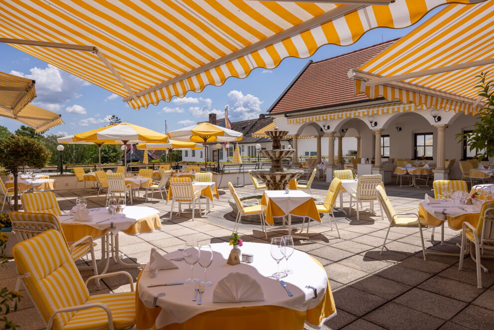 Schöne sonnige Außenterrasse, die zu kulinarischen Genüssen im Hotel Das-Schmidt im Burgenland einlädt © Manfred Sodia Photography