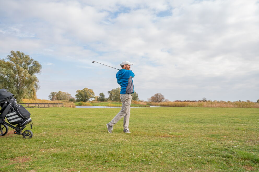 A man playing golf ready to tee off; © Burgenland Tourismus GmbH_Birgit Machtinger