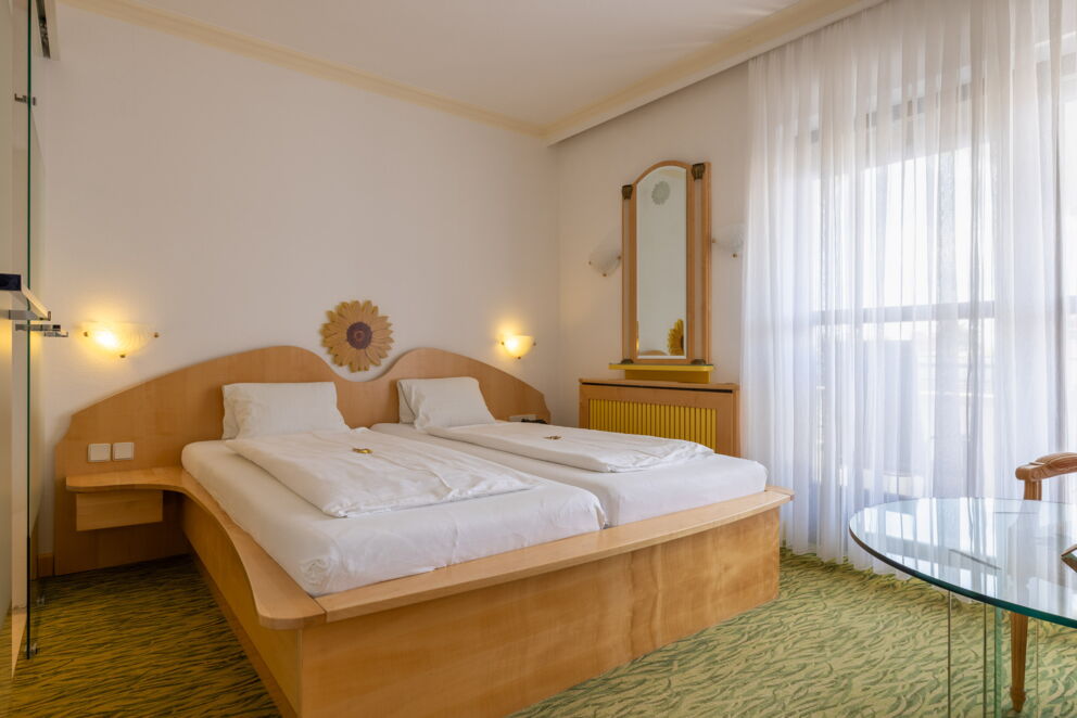 Das Zimmer Sonnenblume mit einer schönen Sonnenblumenbettverzierung im Privathotel Das Schmidt; © Manfred Sodia Photography