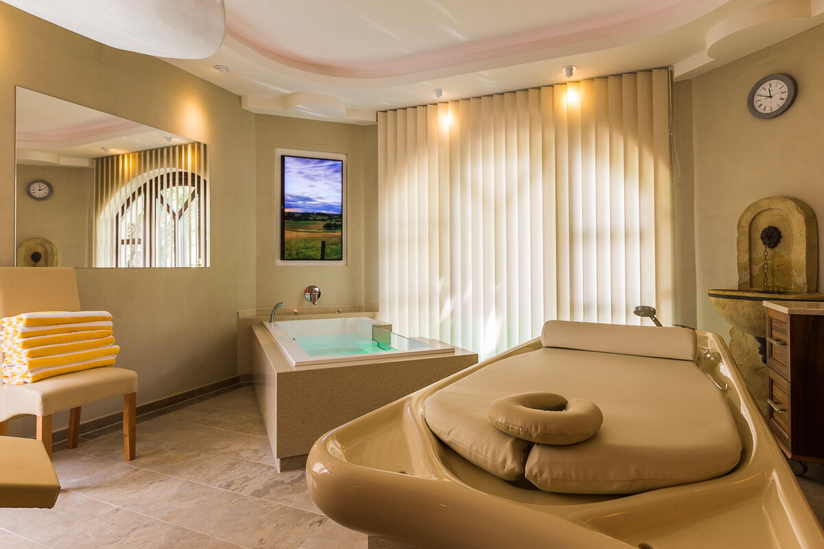 Moderner Spa-Vitalbehandlungsraum für pure Entspannung im Hotel Das-Schmidt in Mörbisch am Neusiedler See