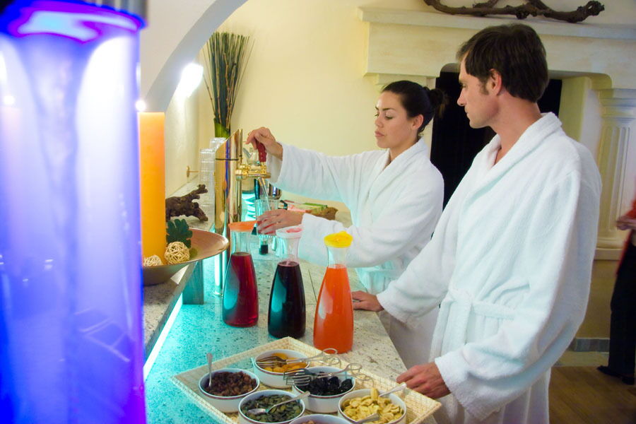 Enjoy the snack area with various juices and dishes at the Das-Schmidt wellness hotel