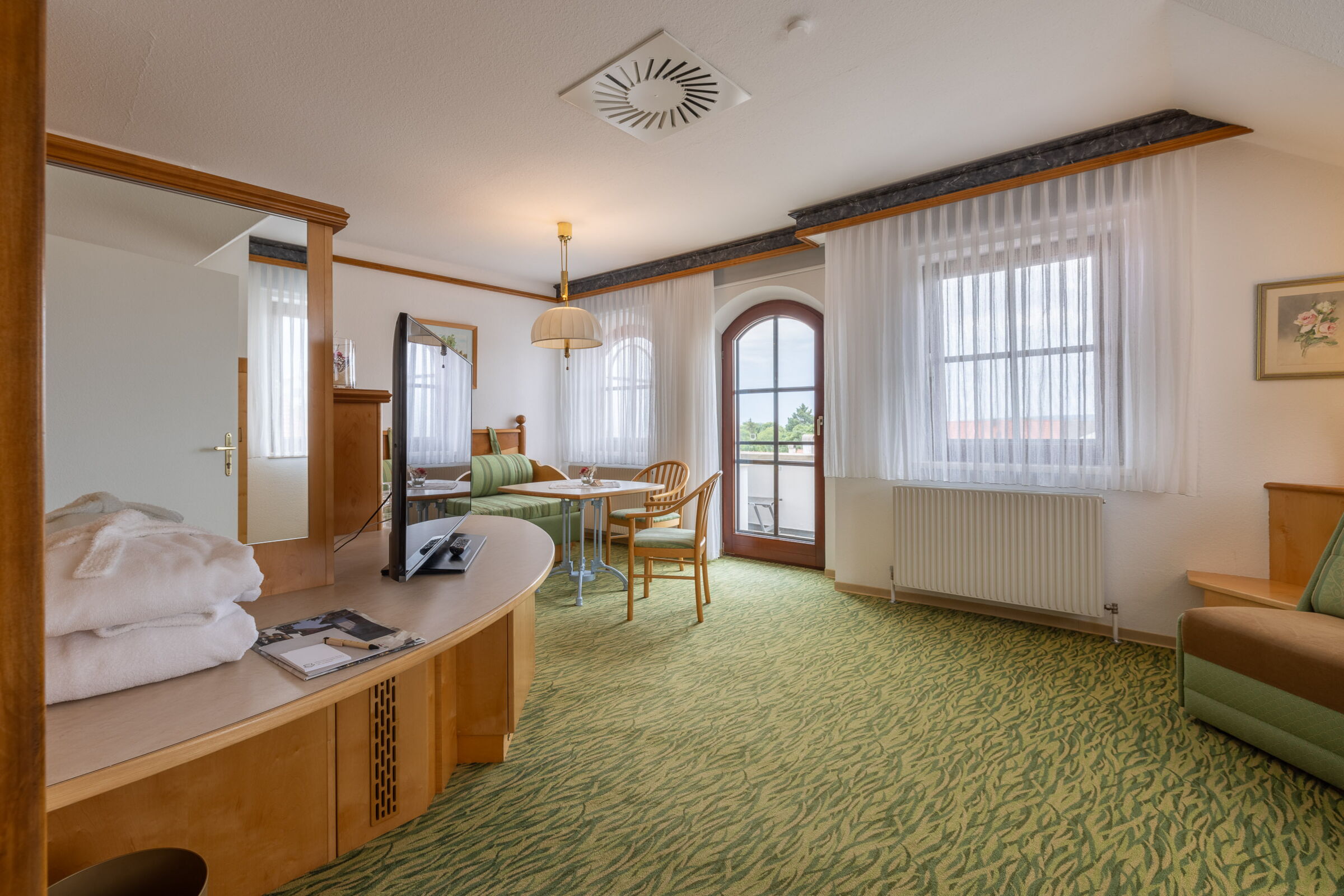 Der Wohnbereich der Storchensuite mit TV und Couch; © Manfred Sodia Photography