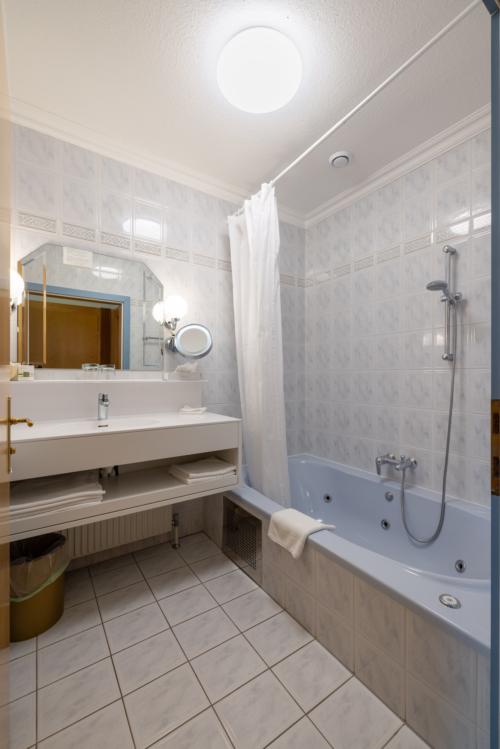 An equipped bathroom in the private hotel Das Schmidt in Mörbisch; © Manfred Sodia Photography