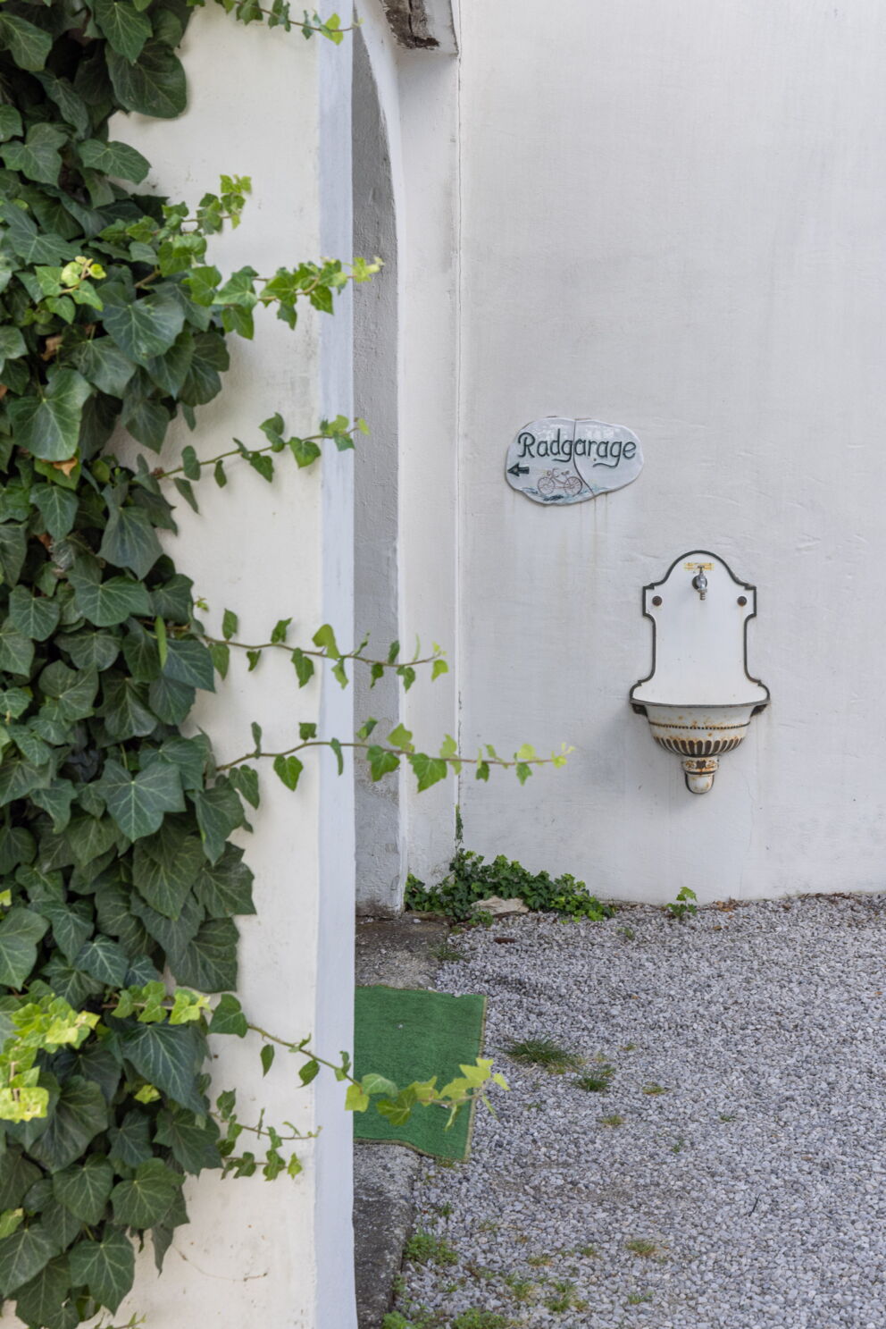 Kleiner Trinkbrunnen vor der Fahrradgarage im Hotel Das-Schmidt im Burgenland © Manfred Sodia Photography