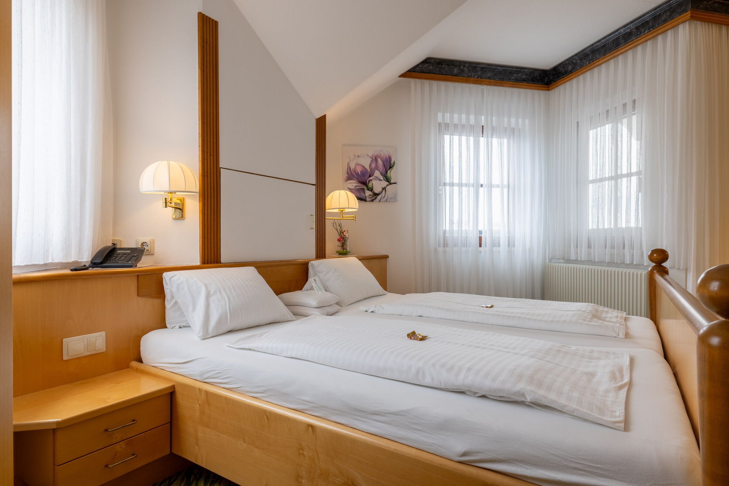 Beautiful, bright rooms with lots of windows and lovely wooden furnishings at Hotel Das-Schmidt in Burgenland ©manfred-sodia-photography