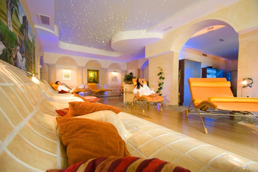 Ein Mann und eine Frau entspannen sich in der wunderschönen Spa- und Wellnesswelt des Hotels Das Schmidt im Burgenland